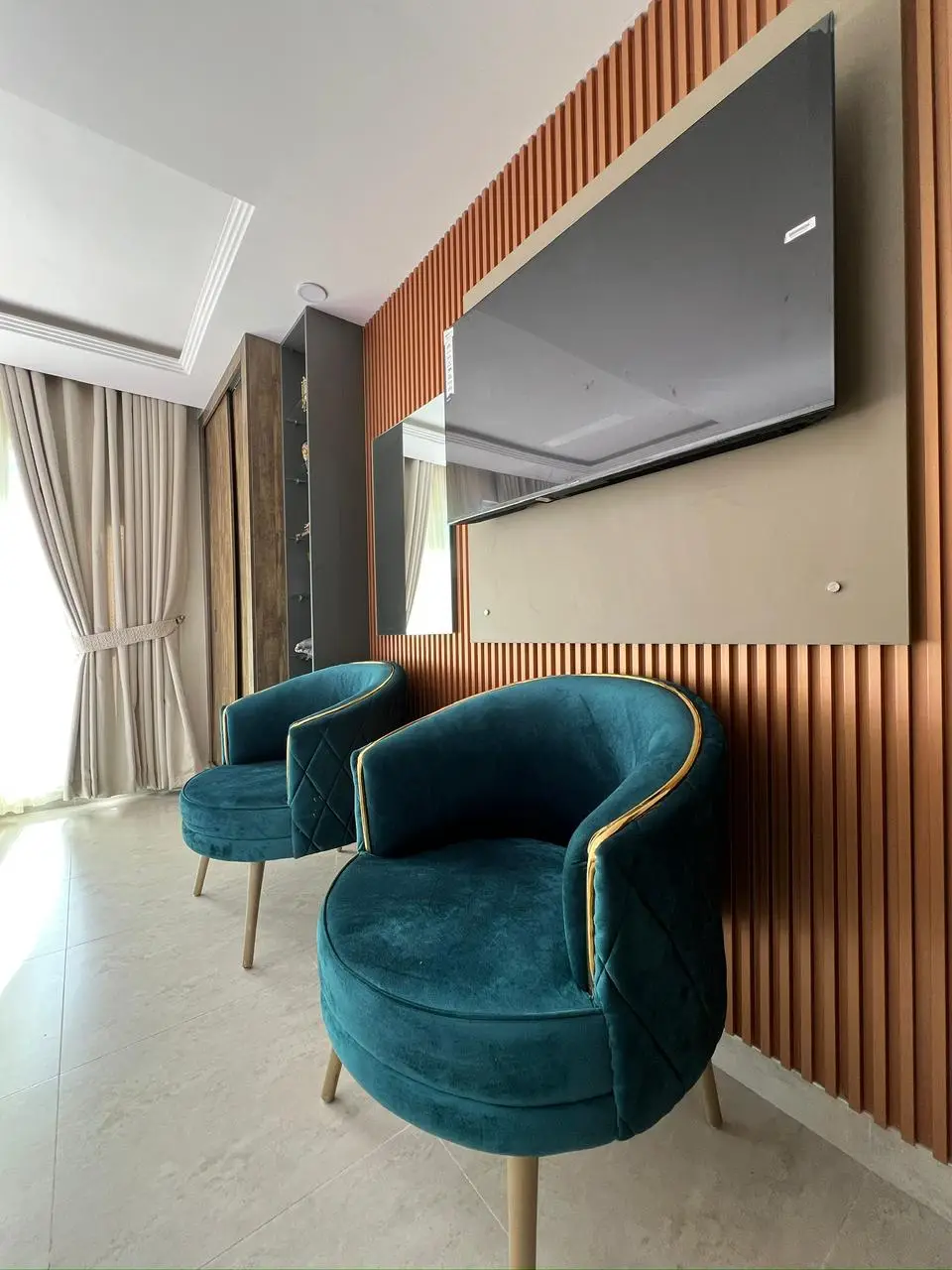Executive Suite 202
